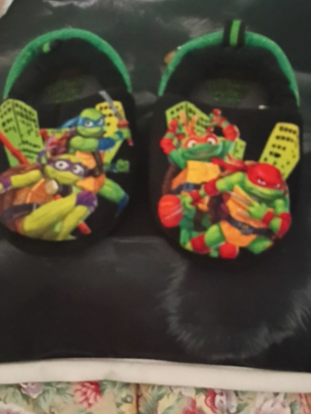 Kids' Cartoon Turtle Slip-On Slippers in Black and Green
